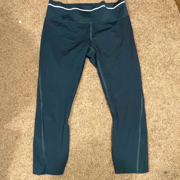 Athleta Pants - Athleta size medium mid calf leggings a smoke grey color